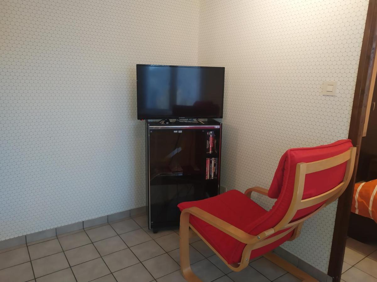 Chez Fabienne T1 Apartment Le Breuil-sur-Couze Exterior photo